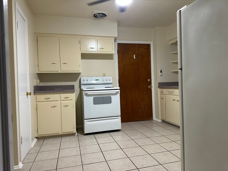 Building Photo - 2128 Collinway St