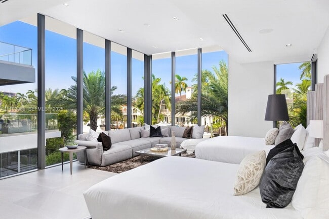 Building Photo - 440 Mola Ave