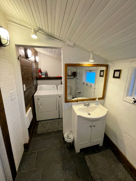 Building Photo - 333 State St