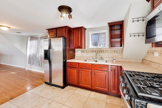 Building Photo - 4614 N Springfield Ave