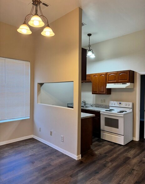 Building Photo - 134 N 10th Ave