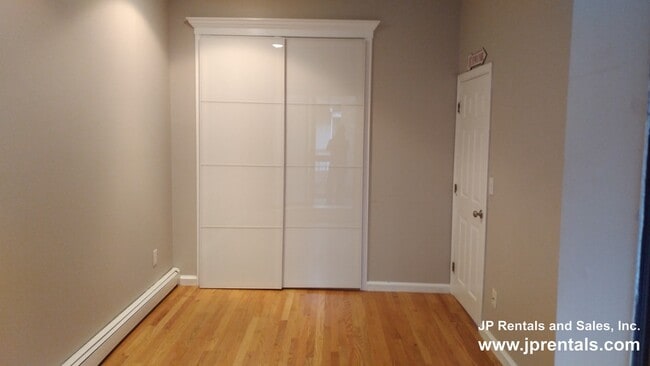 Building Photo - 390 Riverway