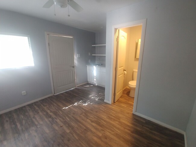 Building Photo - Charming 3-Bedroom Rental with Bonus Backh...