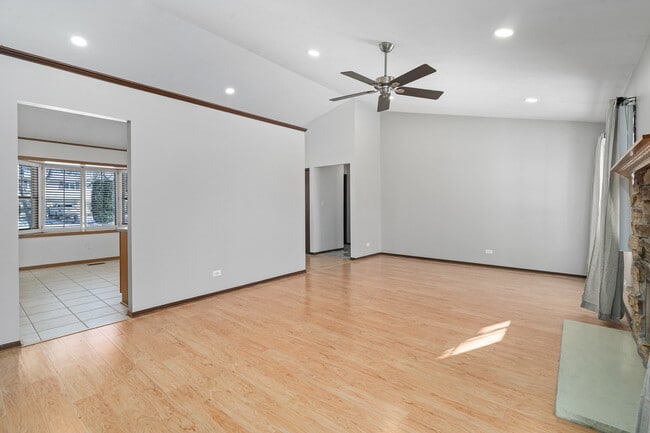 Building Photo - 120 S Staffire Dr