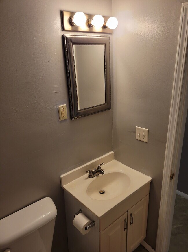 Building Photo - 1205 Garden Hills Dr