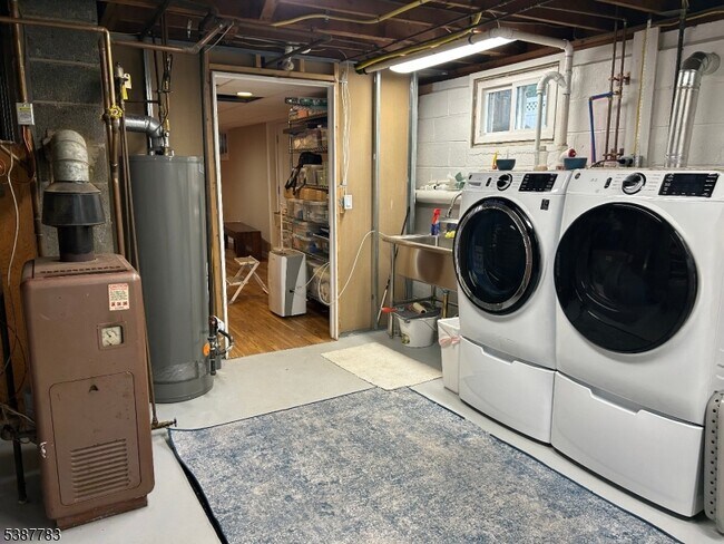 Building Photo - 10 Montvale Ave