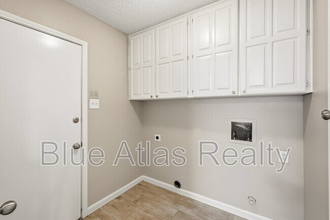 Building Photo - 6526 Aires Dr