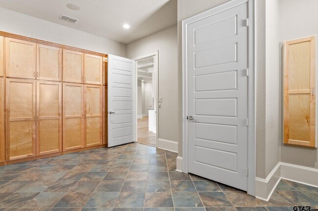 Building Photo - 440 Bunker Dr