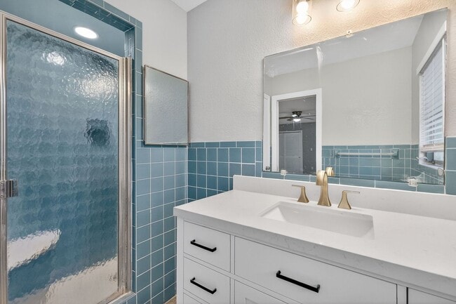 Building Photo - Fully Renovated Canal-Front Home on the Harris Chain of Lakes!