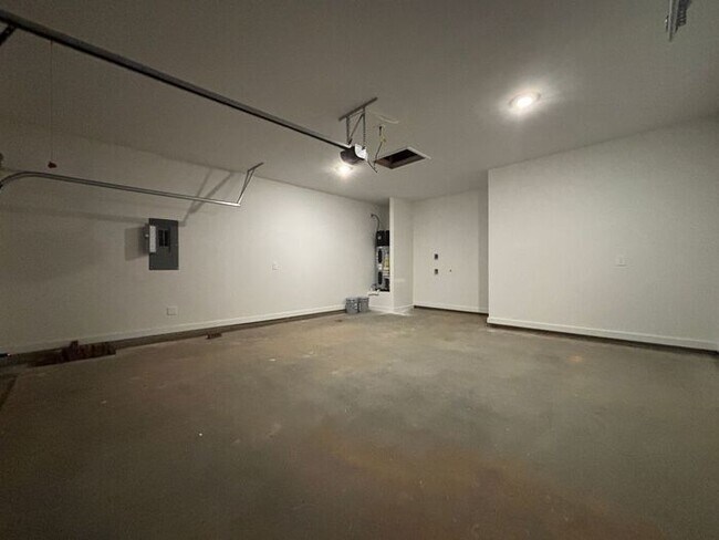 Building Photo - MOVE IN SPECIAL