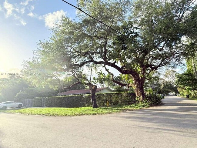 Building Photo - 325 NE 131st St