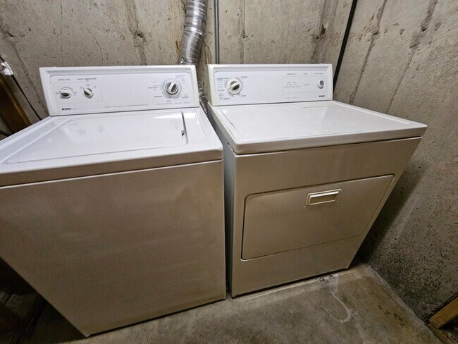 Building Photo - Virginia Village 4 Bed 3 Baths Large Yard Attached Garage Super Spacious!