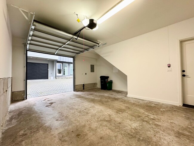 Building Photo - Ballard Townhome