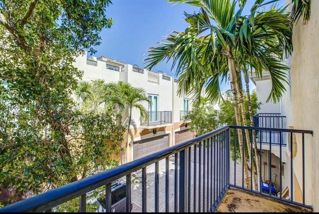 Building Photo - 601 NE 11th Ave