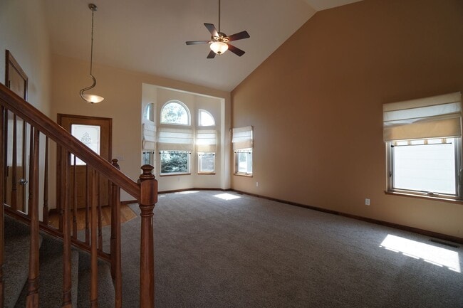 Building Photo - 4244 Round Hill Dr