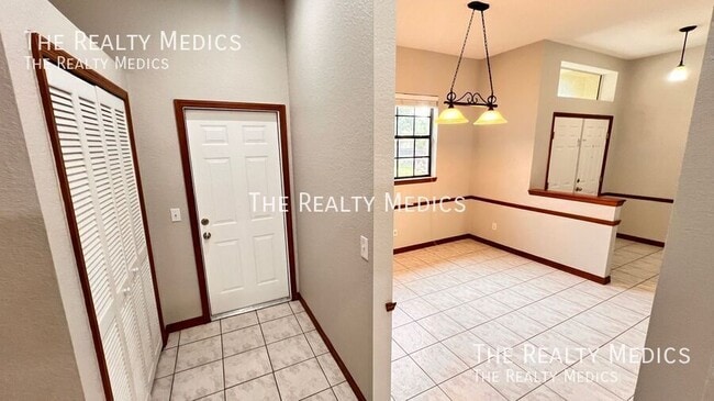 Building Photo - 2372 Sunnyview Dr