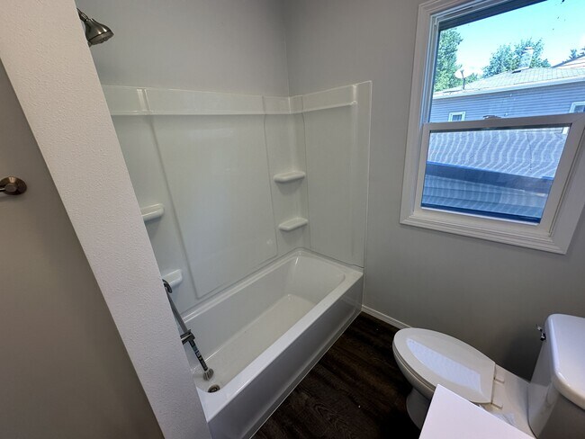 Building Photo - 726 W 26th St