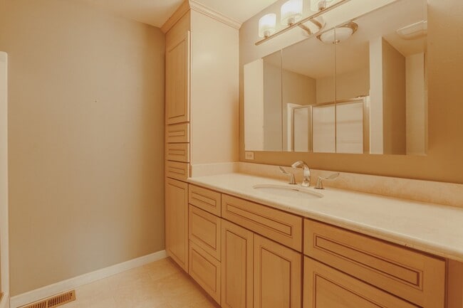 Building Photo - 2 Bedroom 1.75 Bathroom Townhome in Federal Way WA
