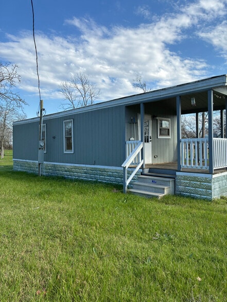 Building Photo - 841 State Hwy 75 N