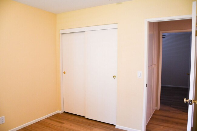 Building Photo - Newly remodeled and updated