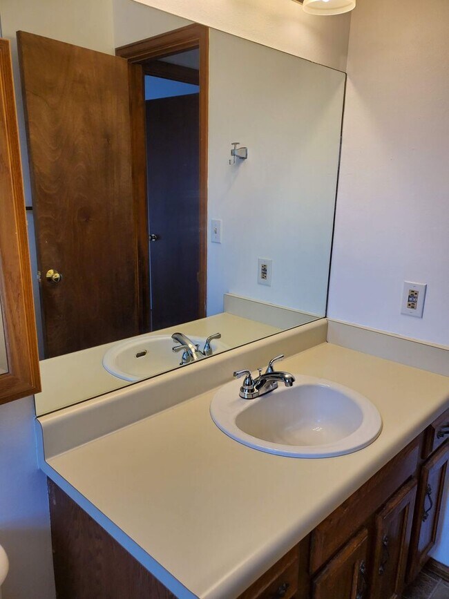 Building Photo - 2 bedroom, 1 bath - Great location!