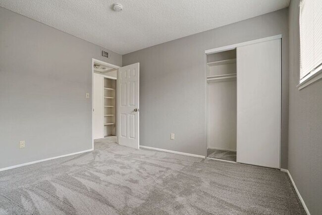 Building Photo - Beautiful duplex locate in Sacramento!