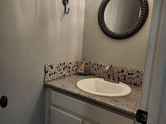 Building Photo - Clean and Spacious 3Bedroom