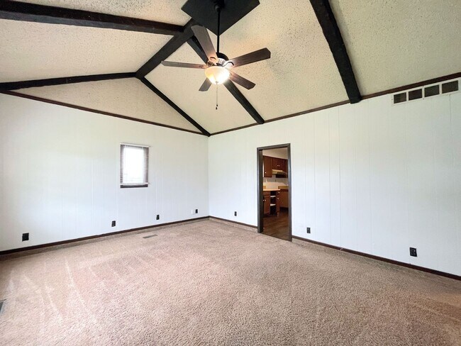 Building Photo - 3 Bed, 2 Bath in South Hutchinson