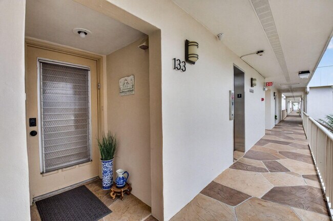 Building Photo - 133 Capri B