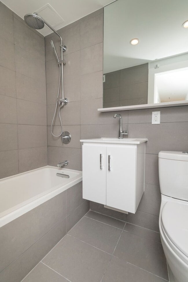 Building Photo - SOUTHIEEE - 2 bed - NO BROKER FEE