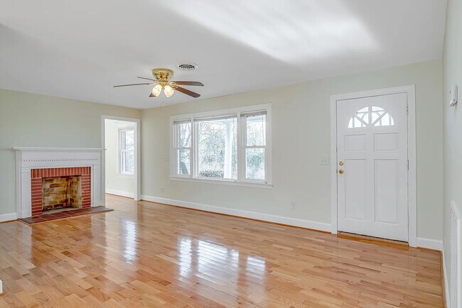 Building Photo - 3245 Kings Ln