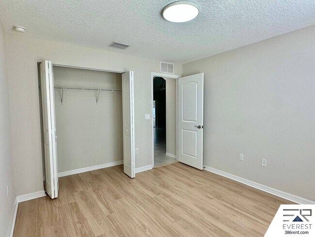 Building Photo - FULLY FENCED 4/3/2 IN DESIRABLE SEMINOLE WOODS