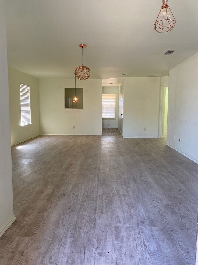 Building Photo - 3/2/2 Cozy Brick Home in South Lubbock!