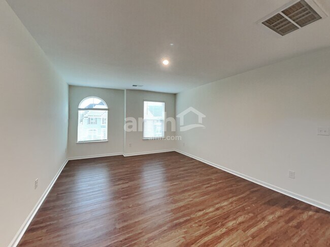 Building Photo - 653 Hamilton Park Dr