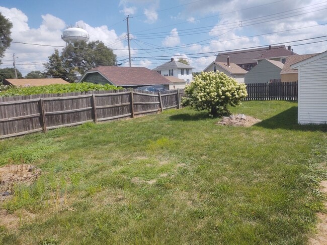 Building Photo - Great house with a big yard