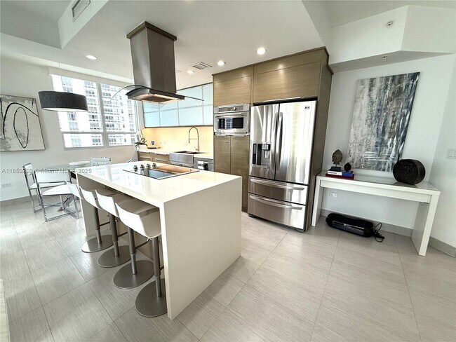 Building Photo - 801 Brickell Key Blvd