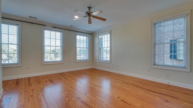 Building Photo - 407 E Hull St