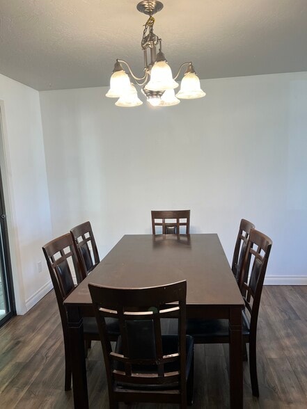 Building Photo - 412 N Lilac Ln