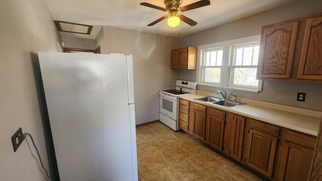 Building Photo - 2 Bedroom, 1 Bathroom Single Family Home - Available April 1st!