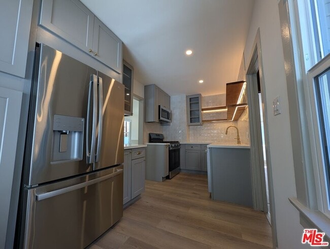 Building Photo - 1015 Granville Ave