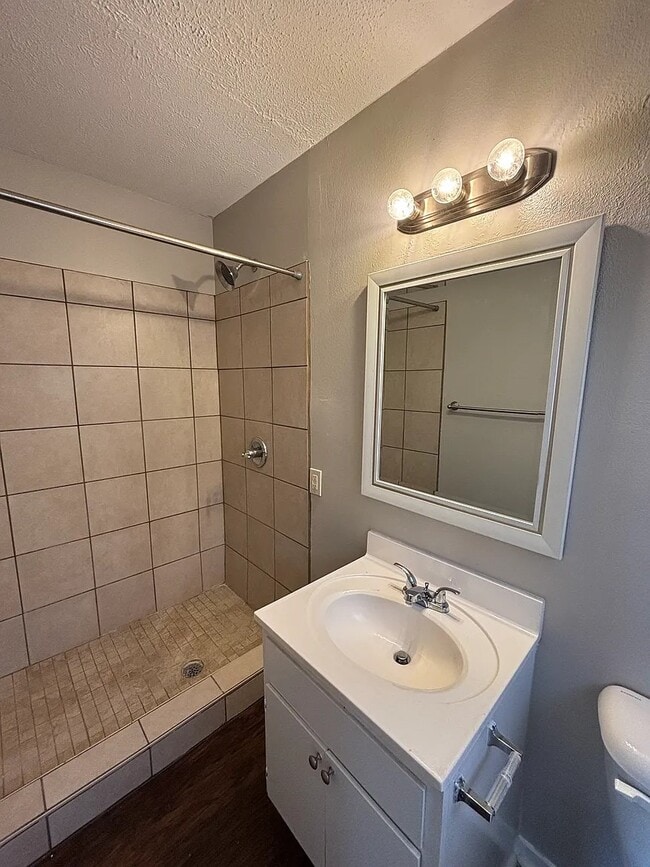 Building Photo - 1220 Twin Lakes Dr