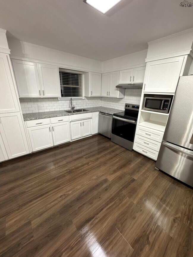 Building Photo - 4126 Lenore Dr