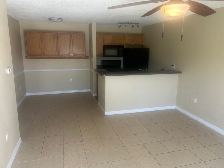 Building Photo - 215 Lake Brook Cir