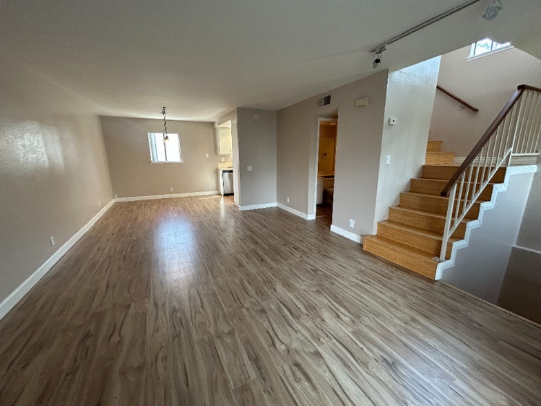 Building Photo - 1806 Huntington Dr