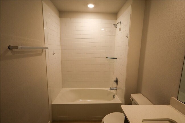 Building Photo - 910 Kickapoo Ln