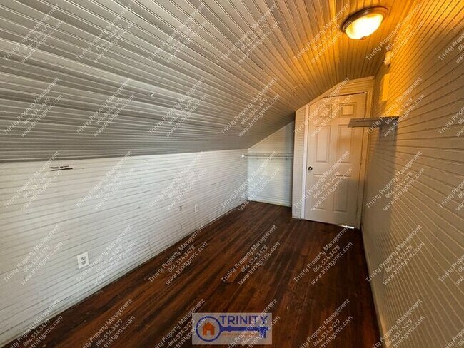Building Photo - Cozy 3 bedroom/ 1 bathroom available now