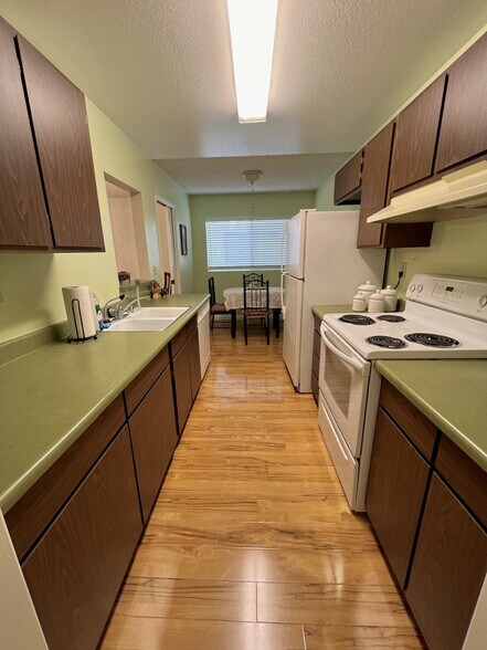 kitchen - 1339 N Columbus Ave