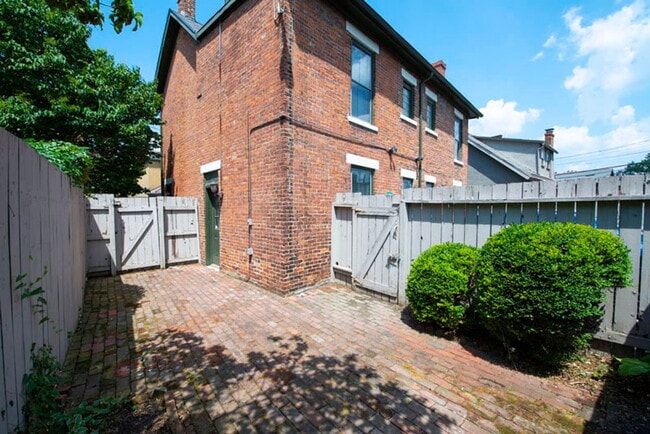 Building Photo - 512 S Lazelle St