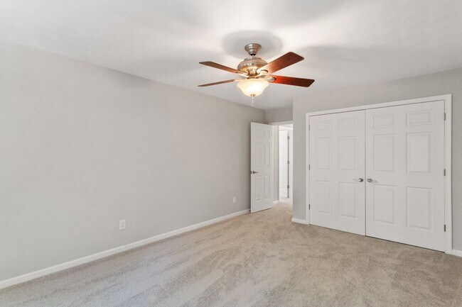 Building Photo - 5BR/3BA with Fresh Paint and New Carpet in...