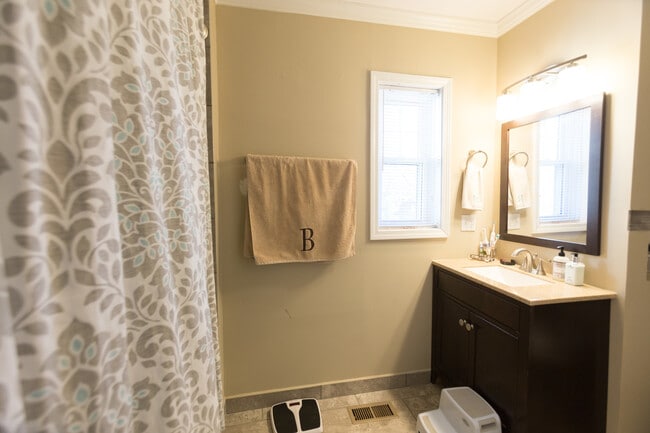 Building Photo - 3 Br home minutes away from campus!